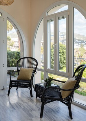 เอ็กซ์คลูซีฟวิลล่า, ระเบียง, วิวทะเล | บริเวณนั่งเล่น | สมาร์ททีวี 45 นิ้ว พร้อมช่องดาวเทียม