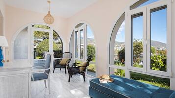 Vila Deluks, pemandangan laut | Meja kerja, tirai kedap cahaya, kedap suara, dan setrika/meja setrika