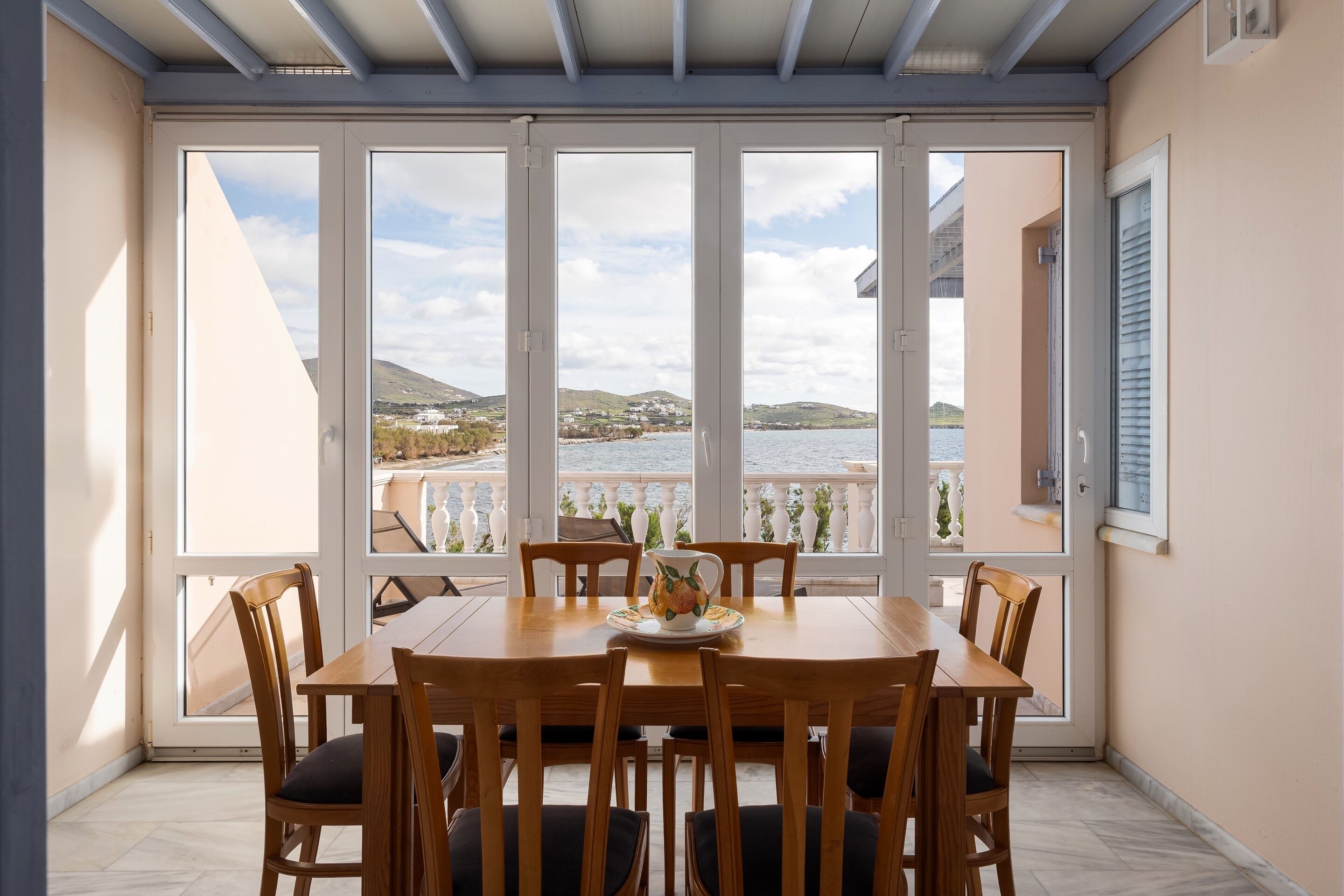 Deluxe-huvila, parveke, merinäköala | Oleskelualue | 45–tuumainen äly-TV, jossa satelliittikanavat