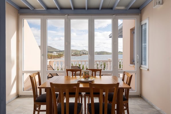 华丽别墅, 阳台, 海景 | 起居区 | 45-英寸智能电视（配备卫星频道）