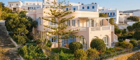 Estudio Deluxe, patio, vista al mar | Sábanas de algodón egipcio y ropa de cama de alta calidad