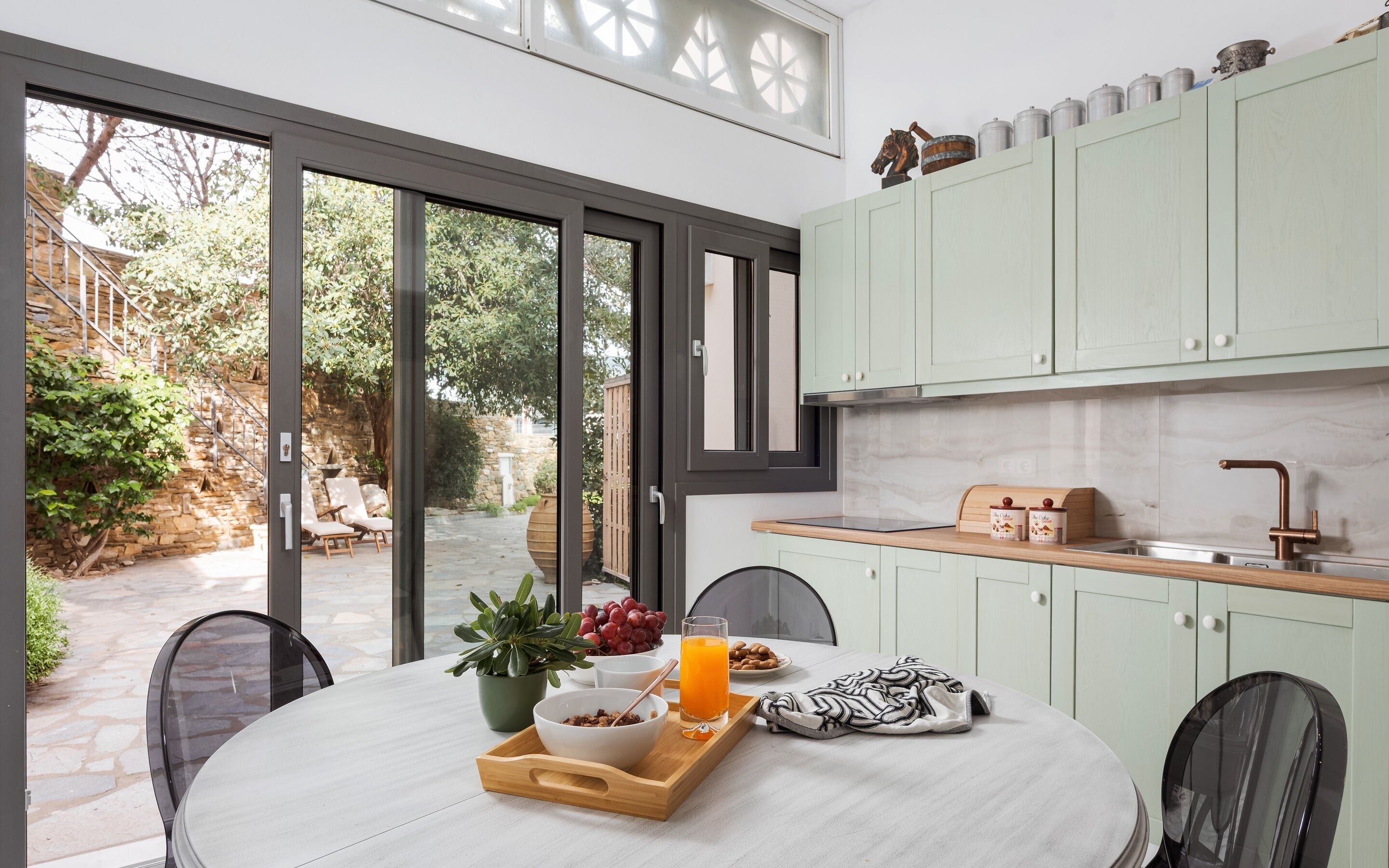 Deluxe-studio, patio, merinäköala | Yksityinen keittiö | Täysikokoinen jääkaappi, uuni, liesi, espressokone