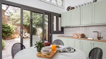 Deluxe-studio, patio, merinäköala | Yksityinen keittiö | Täysikokoinen jääkaappi, uuni, liesi, espressokone