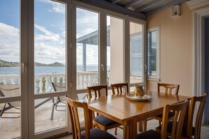 Deluxe Villa, Balcony, Sea View | Ruang tamu | 45 inci sebuah televisyen pintar dengan satelit 
