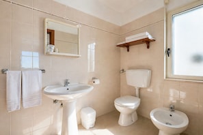 A bathroom with a sink, toilet, bidet, mirror, and towel rack. - San Michele - 24 - Bed & Breakfast with Sea View, Wi-Fi and Air Conditioning (Mattinata)