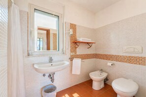 A bathroom with a sink, bidet, toilet, and a mirror. - San Michele - 3 - Bed & Breakfast with Sea View, Wi-Fi and Air Conditioning (Mattinata)