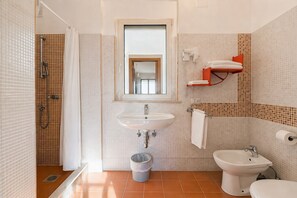 A bathroom with a shower, sink, bidet, and toilet. - San Michele - 4 - Bed & Breakfast with Sea View, Wi-Fi and Air Conditioning (Mattinata)