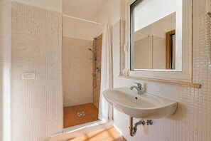 Een douche, een haardroger, handdoeken