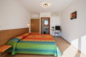 1 bedroom, WiFi, bed sheets - San Michele - 5 - Bed & Breakfast with Sea View, Wi-Fi and Air Conditioning (Mattinata)