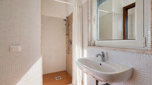 A bathroom with a shower, a sink, and a mirror. - San Michele - 5 - Bed & Breakfast with Sea View, Wi-Fi and Air Conditioning (Mattinata)