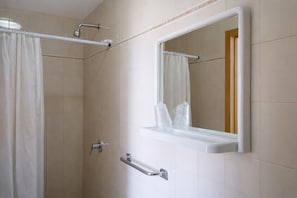 Ein Badezimmer mit Dusche, Spiegel und Handtuchhalter.