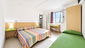 Ein Schlafzimmer mit einem Bett, einem Schreibtisch und einem Fenster.
