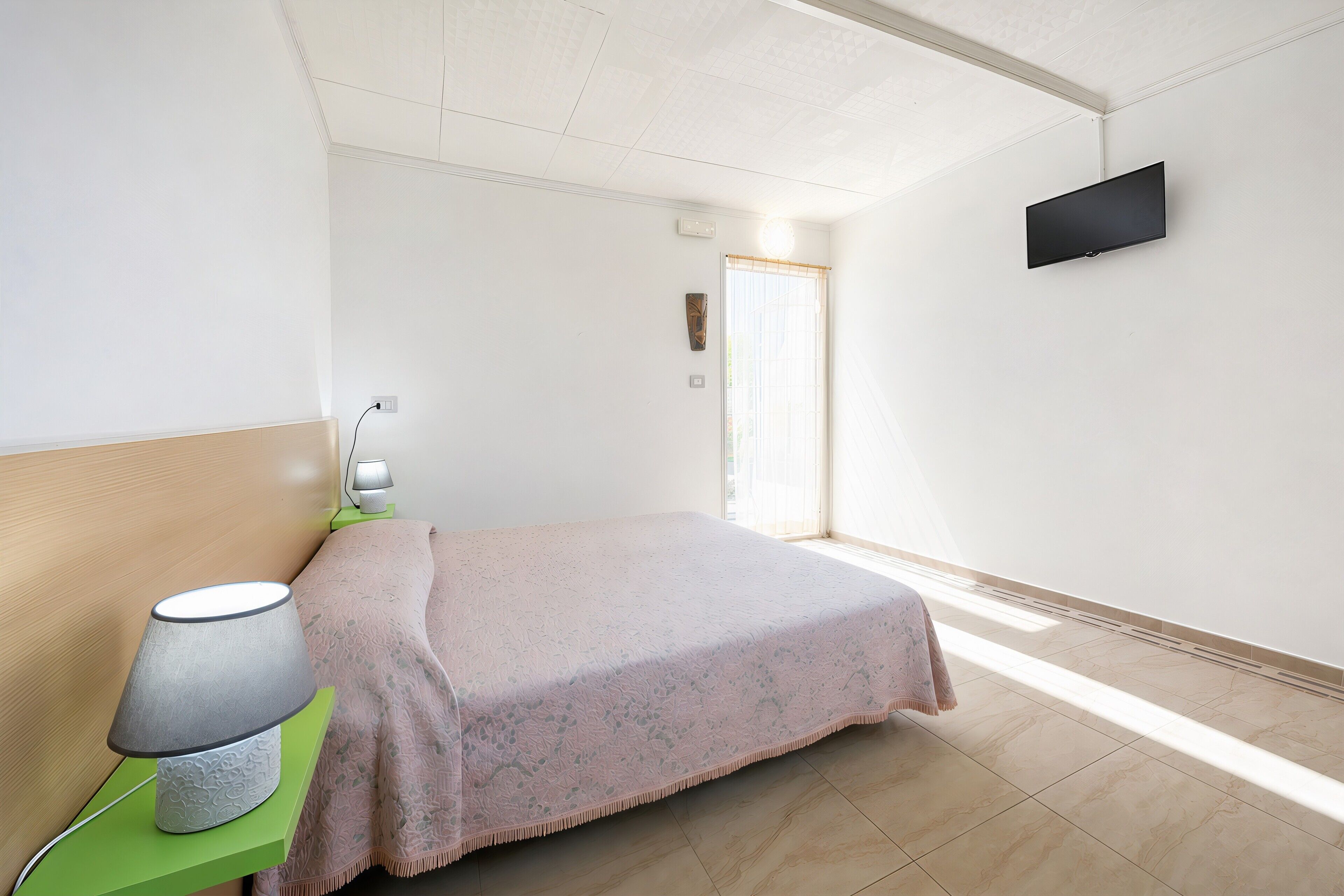 1 camera, Wi-Fi, lenzuola