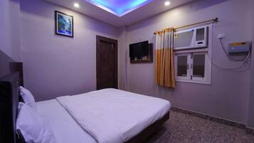 Deluxe Double or Twin Room | Desk, laptop workspace, free WiFi