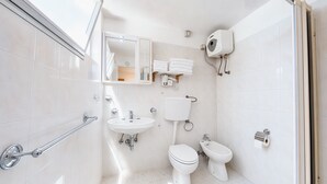 Dusj, hårføner og håndklær
