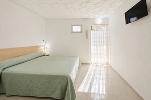 1 bedroom, WiFi, bed sheets - San Michele - 6 - Bungalow with Sea View Window, Wi-Fi, and Air Conditioning (Mattinata)