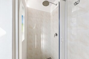 Shower, hair dryer, towels - San Michele - 7 - Bungalow with Sea View Window, Wi-Fi, and Air Conditioning (Mattinata)