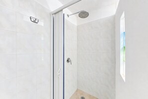 Dusche, Haartrockner, Handtücher
