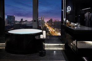 Suite Deluks, pemandangan kota | Kamar mandi | Sandal