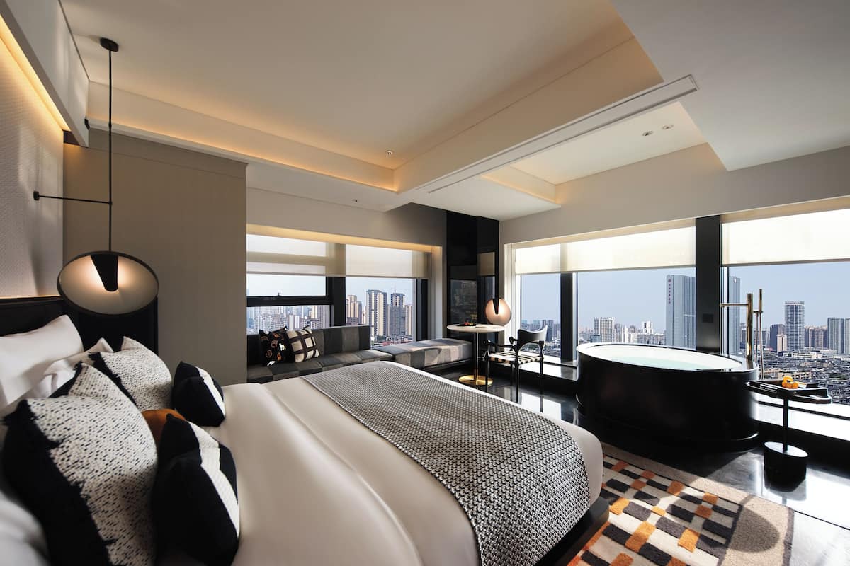 Suite Deluks, pemandangan kota | Brankas, tirai kedap cahaya, dan setrika/meja setrika