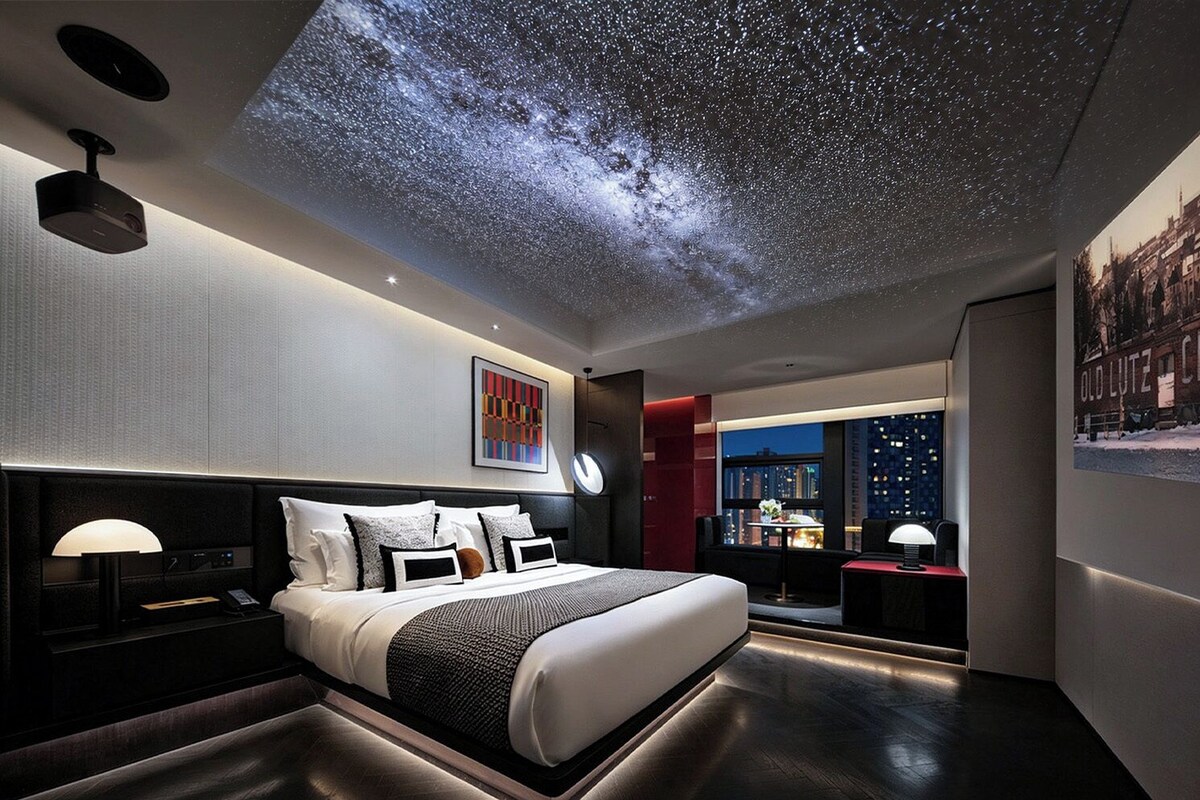 蒙德·星空私湯大床房【百吋投影+Bose音響+自拍全身鏡】 | 羽絨被、房內夾萬、遮光窗簾/窗簾、熨斗/熨衫板