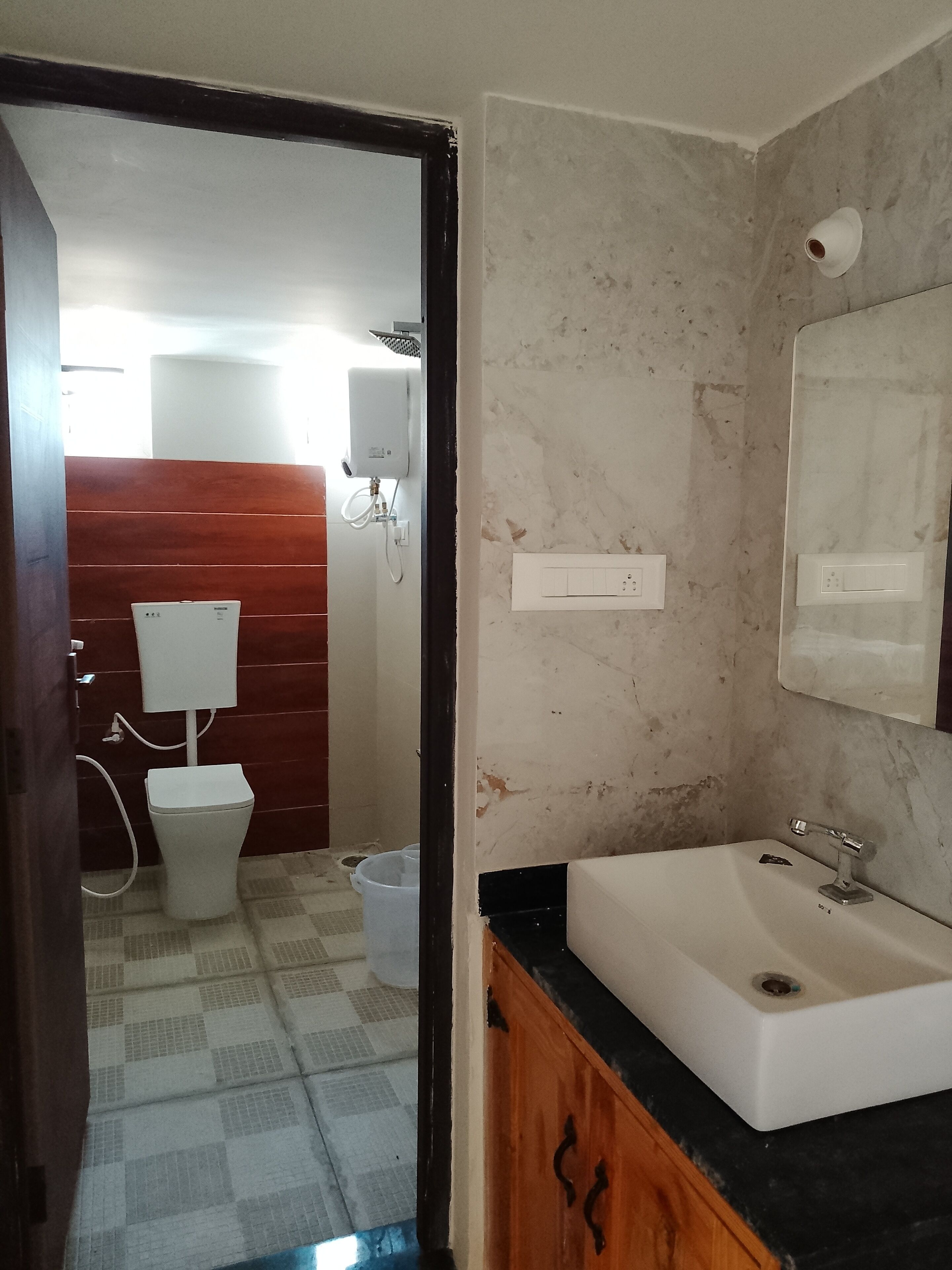 Douche, serviettes fournies, savon, papier de toilette