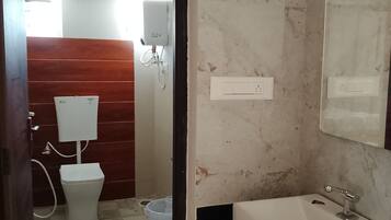 Douche, serviettes fournies, savon, papier de toilette