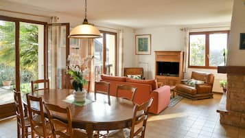 Fernseher, Kamin, Stereoanlage