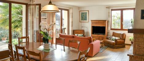 TV, fireplace, stereo