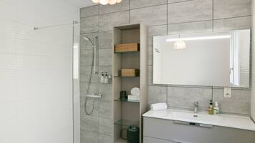 Een douche, een haardroger, handdoeken