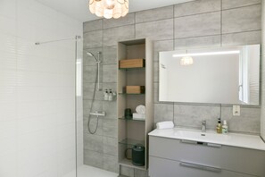 Een douche, een haardroger, handdoeken