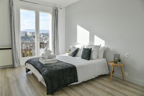 4 slaapkamers, een strijkplank/strijkijzer, beddengoed