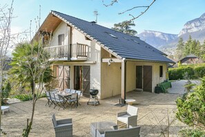 Outdoor dining - 120m² House for 8 Guests – Authentic, Relaxing Stay in an Exceptional Setting (Barby)