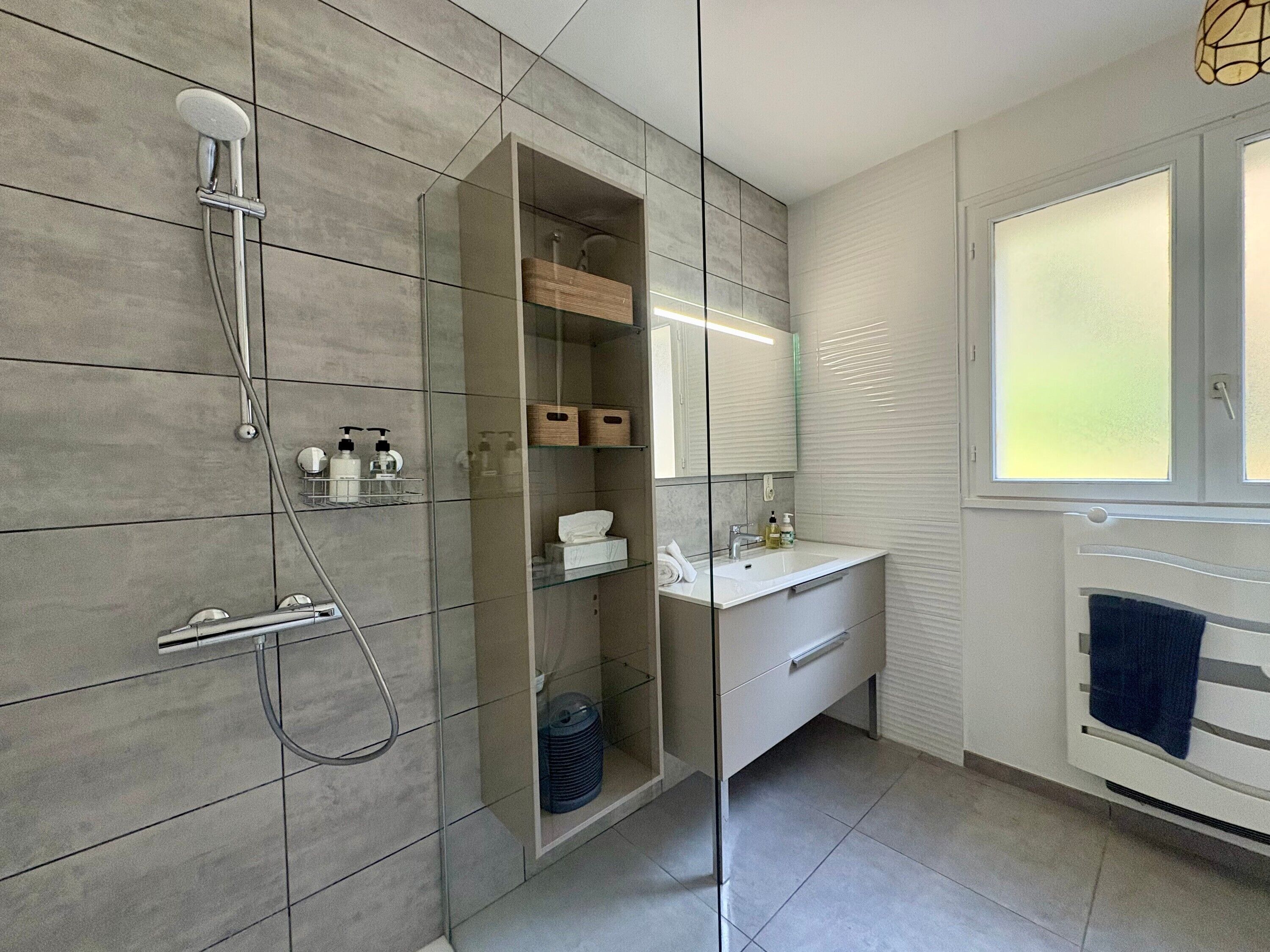 Douche, sèche-cheveux, serviettes fournies