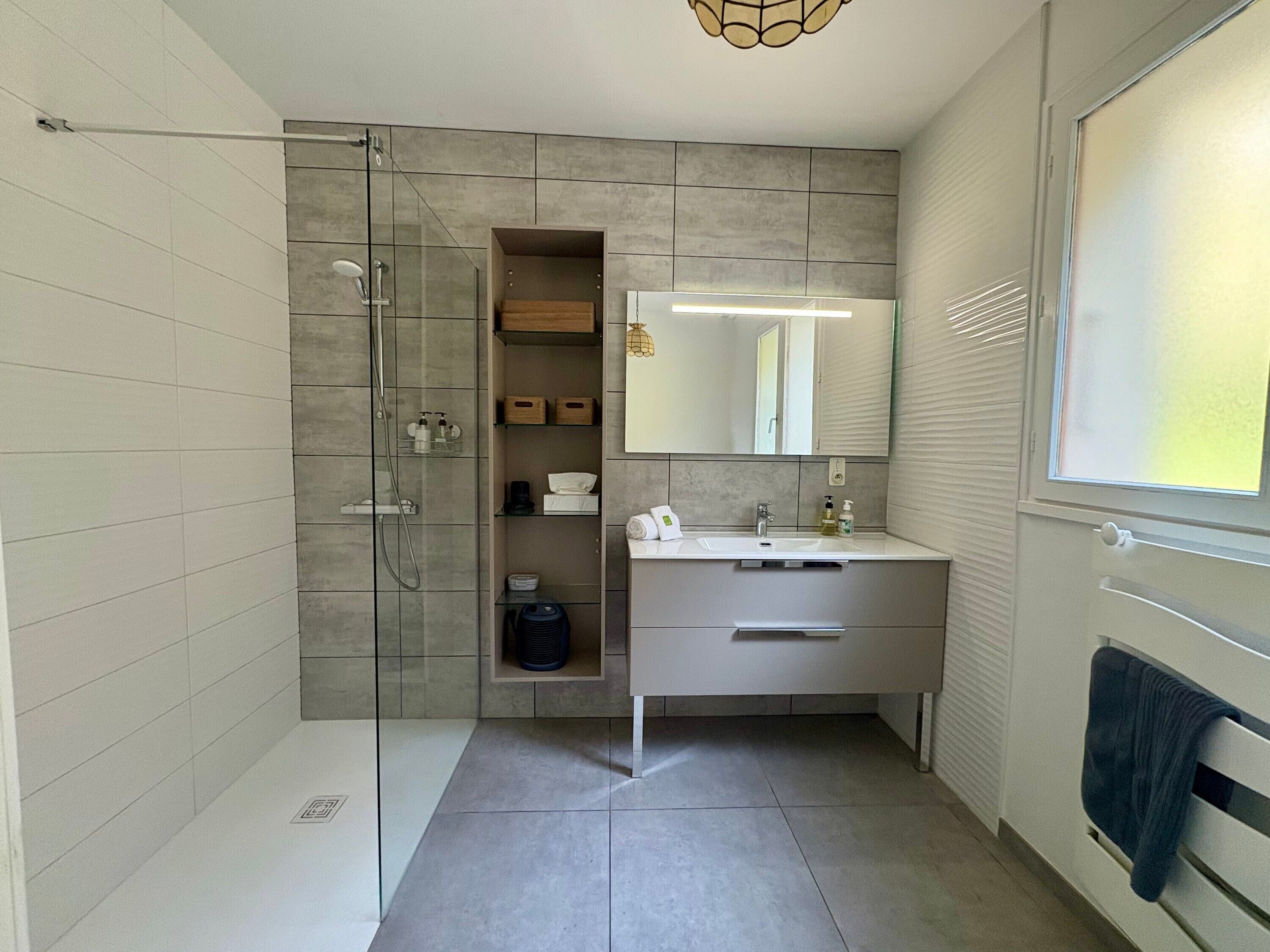 Dusch, hårtork och handdukar