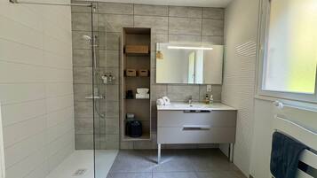 Dusch, hårtork och handdukar