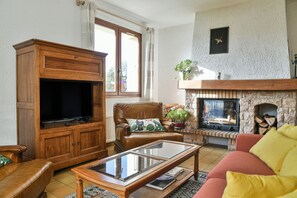 Una televisión, una chimenea, un reproductor estéreo