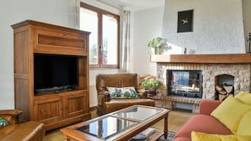 Fernseher, Kamin, Stereoanlage