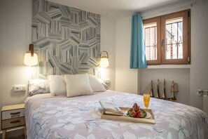 2 bedrooms, iron/ironing board, internet, bed sheets