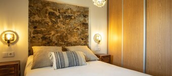 Recharge your batteries!Charming and cozy town house 7 minutes walk from the center and five from the river. Completely renovated in a retro style, preserving the natural stone and decoration brought from all over the world.Perfect to rest with great det