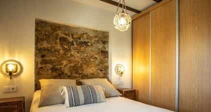 Recharge your batteries!Charming and cozy town house 7 minutes walk from the center and five from the river. Completely renovated in a retro style, preserving the natural stone and decoration brought from all over the world.Perfect to rest with great det