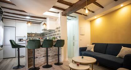 Recharge your batteries!Charming and cozy town house 7 minutes walk from the center and five from the river. Completely renovated in a retro style, preserving the natural stone and decoration brought from all over the world.Perfect to rest with great det