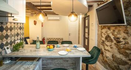 Recharge your batteries!Charming and cozy town house 7 minutes walk from the center and five from the river. Completely renovated in a retro style, preserving the natural stone and decoration brought from all over the world.Perfect to rest with great det