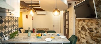 Recharge your batteries!Charming and cozy town house 7 minutes walk from the center and five from the river. Completely renovated in a retro style, preserving the natural stone and decoration brought from all over the world.Perfect to rest with great det