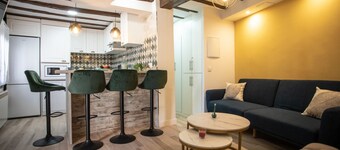 Recharge your batteries!Charming and cozy town house 7 minutes walk from the center and five from the river. Completely renovated in a retro style, preserving the natural stone and decoration brought from all over the world.Perfect to rest with great det