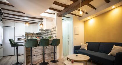 Recharge your batteries!Charming and cozy town house 7 minutes walk from the center and five from the river. Completely renovated in a retro style, preserving the natural stone and decoration brought from all over the world.Perfect to rest with great det