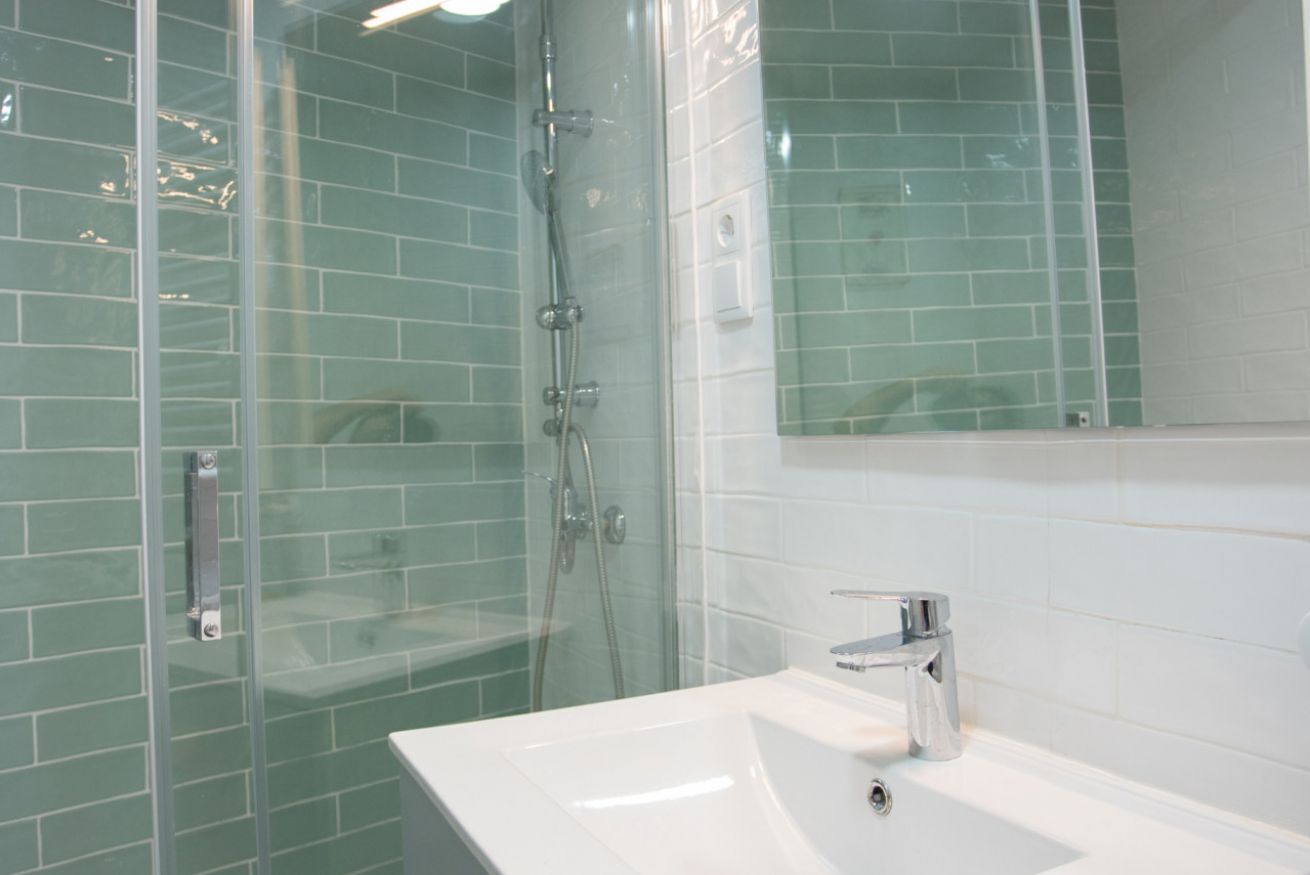 Douche, sèche-cheveux, serviettes fournies, savon