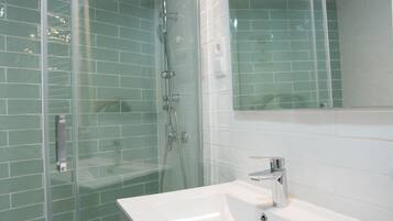 Douche, sèche-cheveux, serviettes fournies, savon