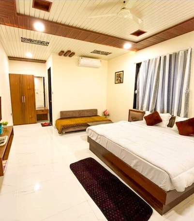 Superior Room | Down comforters, free WiFi, bed sheets. Royal Hotel