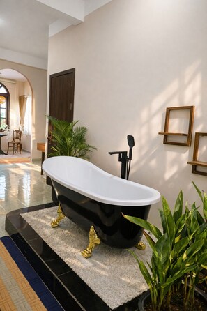 Bathroom - Elegant Cozy Home• 3 Bed rooms • Central • Near Beach • Stay to 10 pax (Nha Trang)